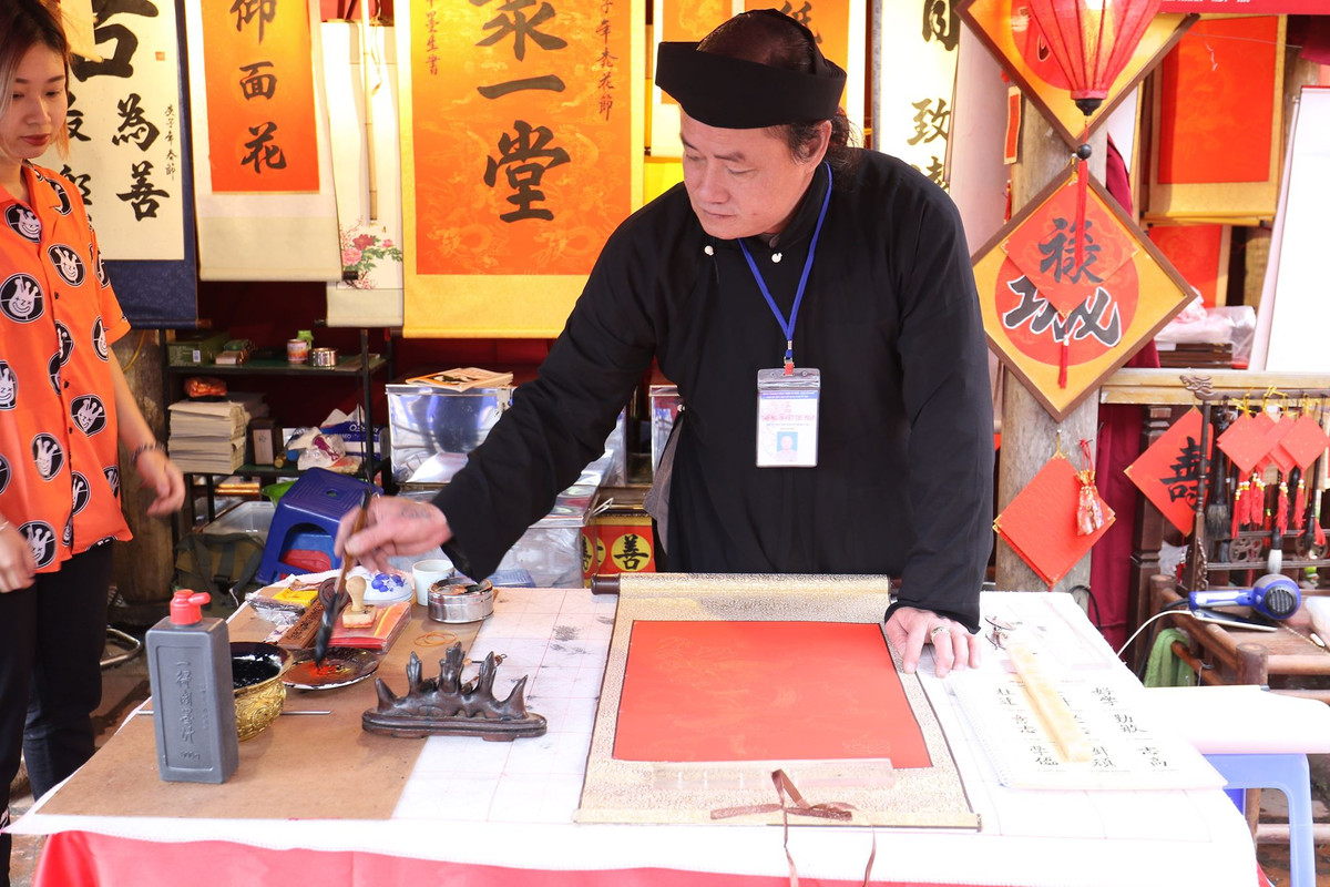 "Cho chữ, xin chữ" đầu Xuân đã trở thành hoạt động văn hóa của Hội chữ Xuân hàng năm tại Văn Miếu - Quốc Tử Giám. Bên cạnh hoạt động xin và cho chữ đầu Xuân, Hội chữ Xuân 2020 còn bao gồm hoạt động triển lãm Thư pháp.