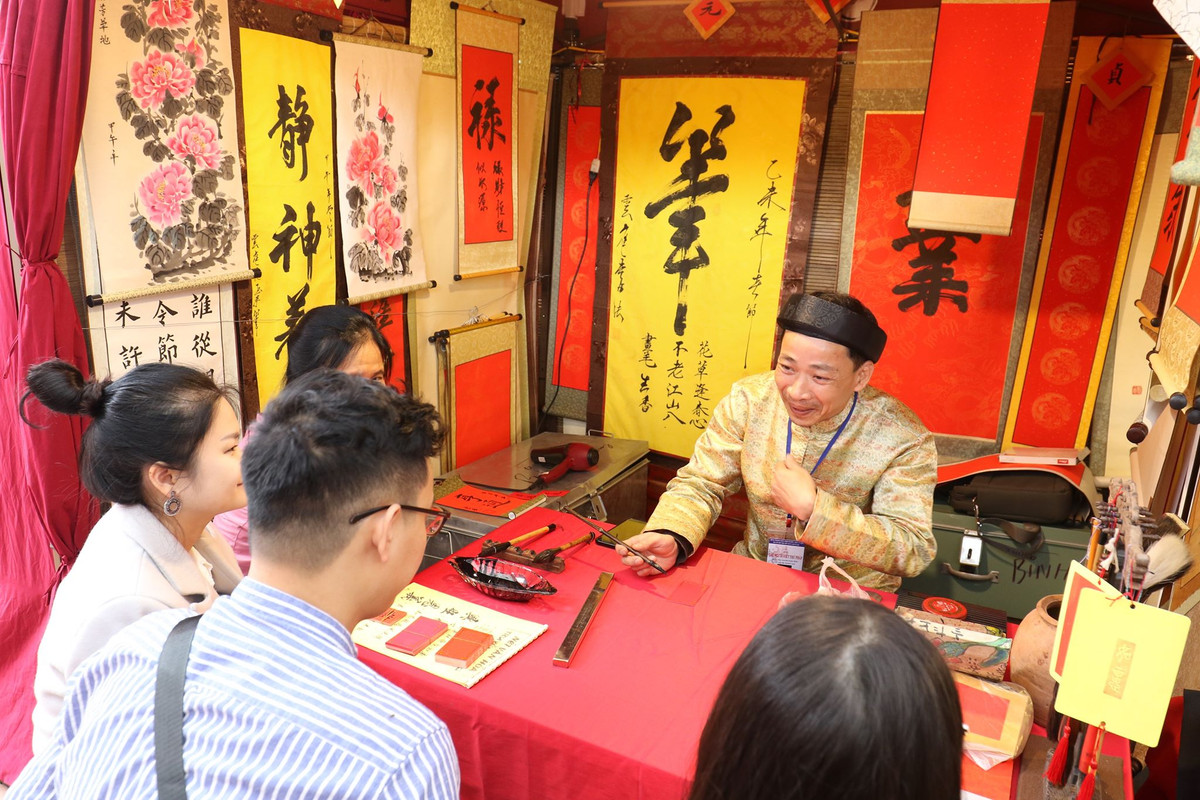 Không chỉ vậy, khách tham quan còn được tìm hiểu về lịch sử Nho học Việt Nam, quy trình làm giấy dó, xem các gian hàng nghề truyền thống, trải nghiệm trò chơi dân gian, thả hoa đăng...