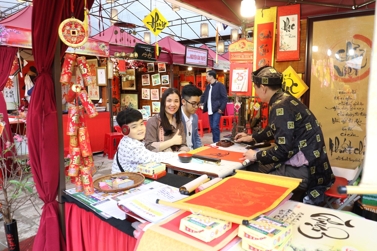 Triển lãm nhằm giới thiệu những giá trị tốt đẹp của Văn Miếu - Quốc Tử Giám: Hiếu học, hiếu nghĩa, tôn sư trọng đạo, tôi trong hiền tài… thông qua những tác phẩm thư pháp mang hơi thở cuộc sống đương đại. Sáng mùng 2 Tết, khi trời vừa hửng nắng sau một ngày mưa dài, nhiều gia đình cùng nhau tới phố ông đồ xin chữ, tham quan...