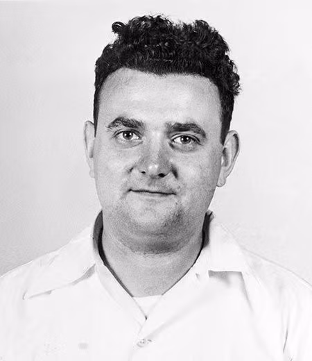 Nhà khoa học Theodore Hall làm việc cho phòng thí nghiệm quốc gia Los Alamos, New Mexico, Mỹ nên biết được nhiều thông tin mật về dự án Manhattan. David Greenglass (trong ảnh) cũng làm việc cho dự án Manhattan nên tiết lộ nhiều tin tức quan trọng về chương trình chế tạo bom nguyên tử cho Liên Xô.