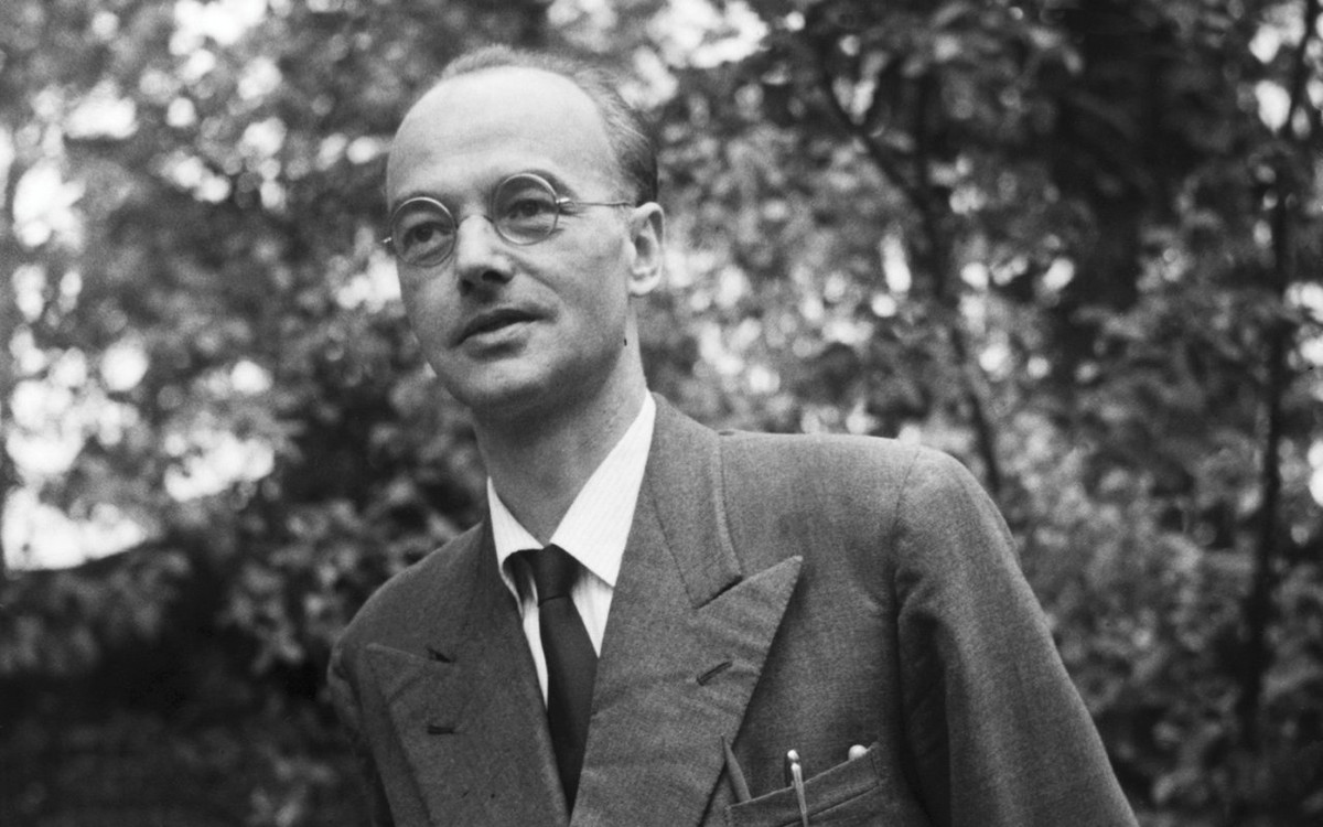 Năm 1950, Klaus Fuchs bị kết án vì tội làm gián điệp và phải ngồi tù 9 năm. Sau khi mãn hạn tù, ông chuyển đến Đông Đức và tiếp tục sự nghiệp nghiên cứu khoa học.