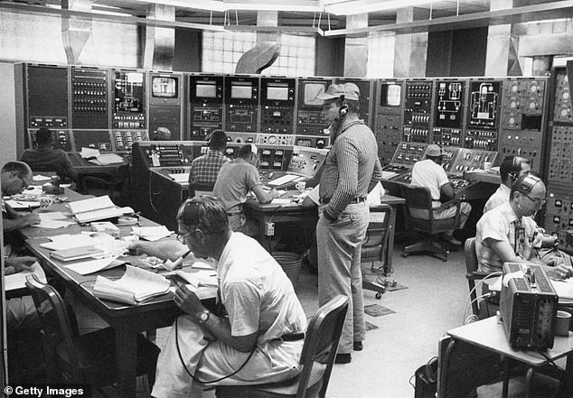 Theo đó, điệp viên thứ 4 làm việc cho Liên Xô chính là Oscar Seborer. Người này từng làm việc tại Phòng thí nghiệm quốc gia Los Alamos vào năm 1944 và được giao nhiệm vụ quan trọng trong dự án Manhattan suốt 2 năm.