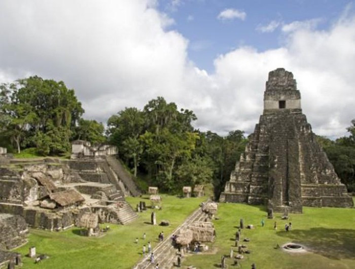 Thánh địa El Caracol của người Maya ở Belize là địa điểm thu hút, được xếp hạng 7 kỳ quan mới của thế giới bởi tại chí Conde Nast Traveler. El Caracol có công trình kiến trúc mang tên “Sky Palace” cao nhất đất nước này. Đồng thời, khi tới đây, du khách cũng rất dễ tìm thấy những viên đá được chạm khắc độc đáo, là tàn tích của người Maya cổ đại.