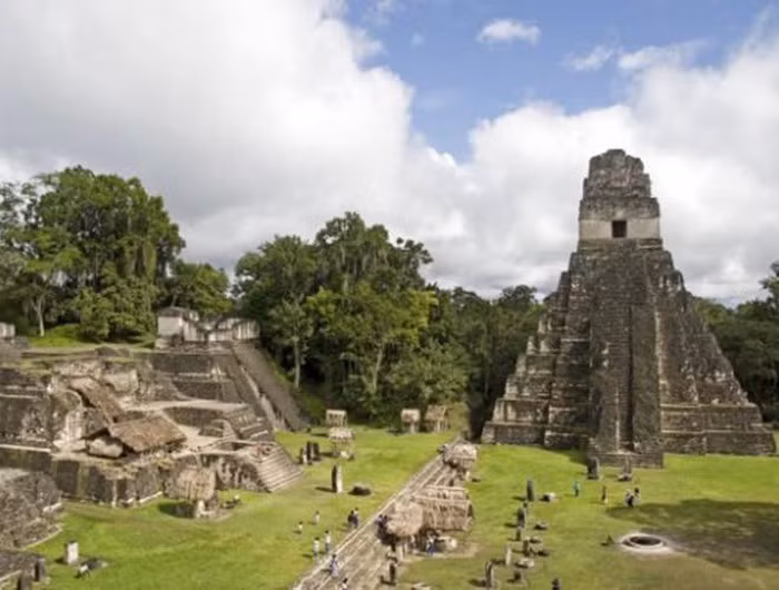 Thánh địa El Caracol của người Maya ở Belize là địa điểm thu hút, được xếp hạng 7 kỳ quan mới của thế giới bởi tại chí Conde Nast Traveler. El Caracol có công trình kiến trúc mang tên “Sky Palace” cao nhất đất nước này. Đồng thời, khi tới đây, du khách cũng rất dễ tìm thấy những viên đá được chạm khắc độc đáo, là tàn tích của người Maya cổ đại.