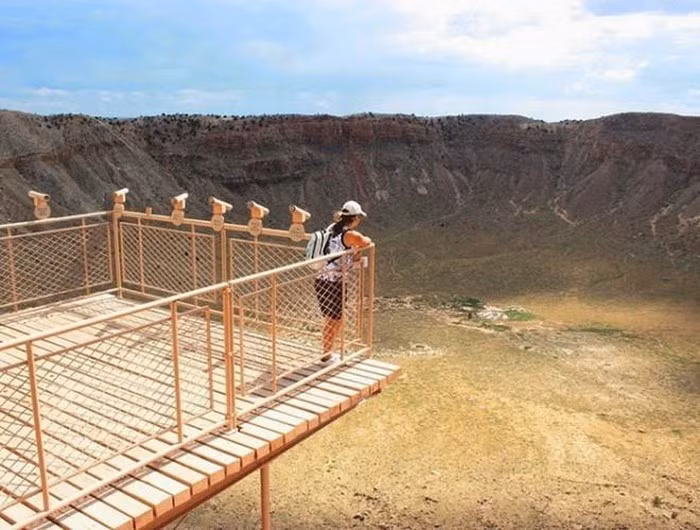 Đây được biết đến là hố thiên thạch lâu đời và có sự bảo tồn tốt nhất trên thế giới. Đồng thời, hố Barringer cũng là địa điểm nổi tiếng, thu hút rất đông lượng khách du lịch tới tham quan mỗi năm