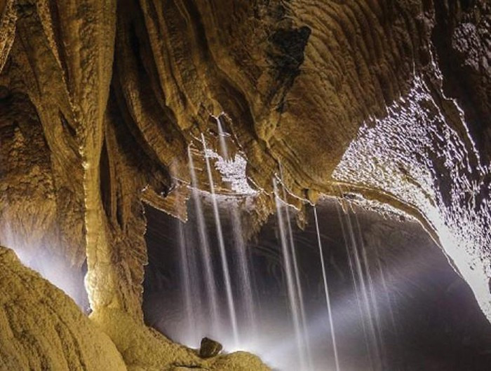 Không chỉ gây ấn tượng bởi diện tích rộng, sức chứa lớn mà vẻ đẹp của hang động cũng khiến không ít người ngây ngất. Hang Sơn Đoòng có các giếng trời tự nhiên lớn, giúp các luồng sáng xuyên vào trong, tạo nên vẻ đẹp lung linh, thơ mộng