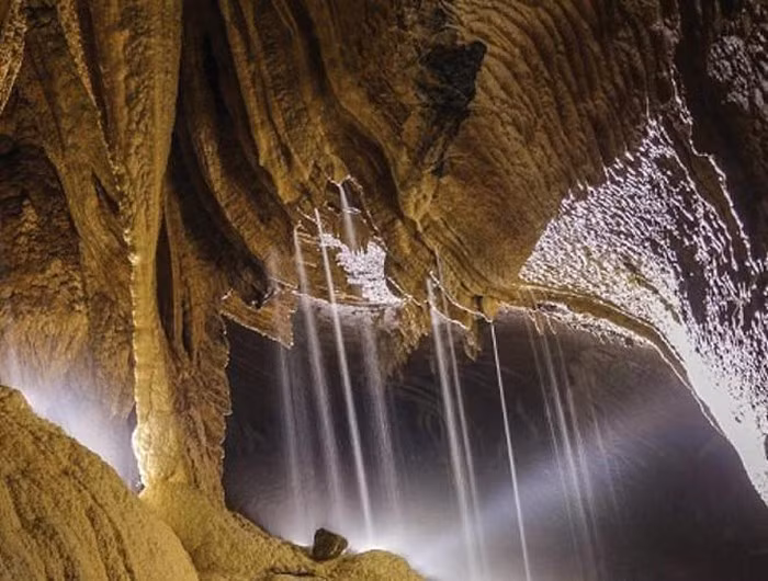 Không chỉ gây ấn tượng bởi diện tích rộng, sức chứa lớn mà vẻ đẹp của hang động cũng khiến không ít người ngây ngất. Hang Sơn Đoòng có các giếng trời tự nhiên lớn, giúp các luồng sáng xuyên vào trong, tạo nên vẻ đẹp lung linh, thơ mộng