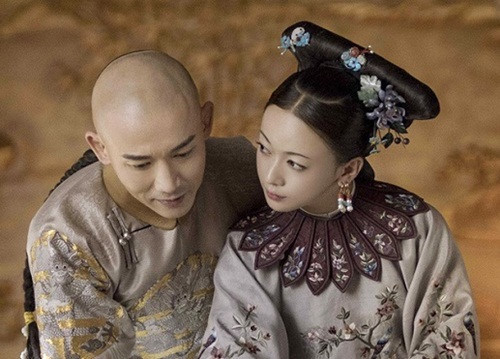 Khi ấy, Hòa Thân cũng để ý đến Mai Quế nhưng không dám nói. Theo đó, khi trở về, Càn Long đưa theo giai nhân này nhập cung làm cung nữ.