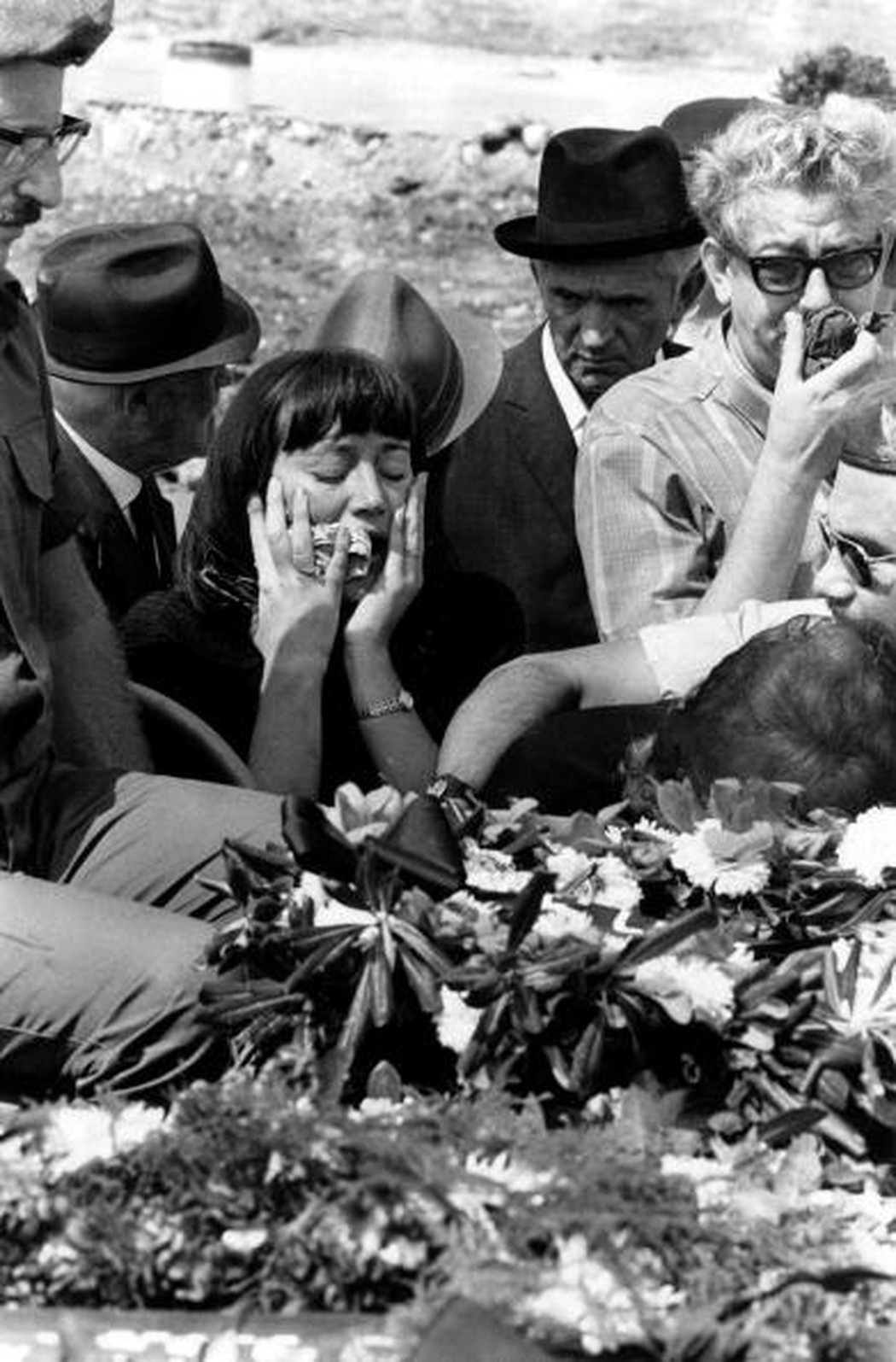 Không những vậy, cảnh sát Đức bị dư luận chỉ trích nặng nề vì không đảm bảo an ninh cho Olympic Munich 1972 khiến 11 vận động viên bỏ mạng trong vụ thảm sát.