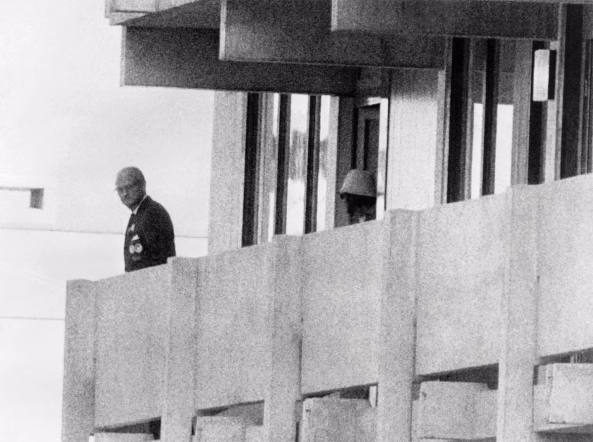 Chính vì vậy, nhóm khủng bố Black September giết 2 vận động viên Israel tại một căn phòng ở làng Olympic Munich.
