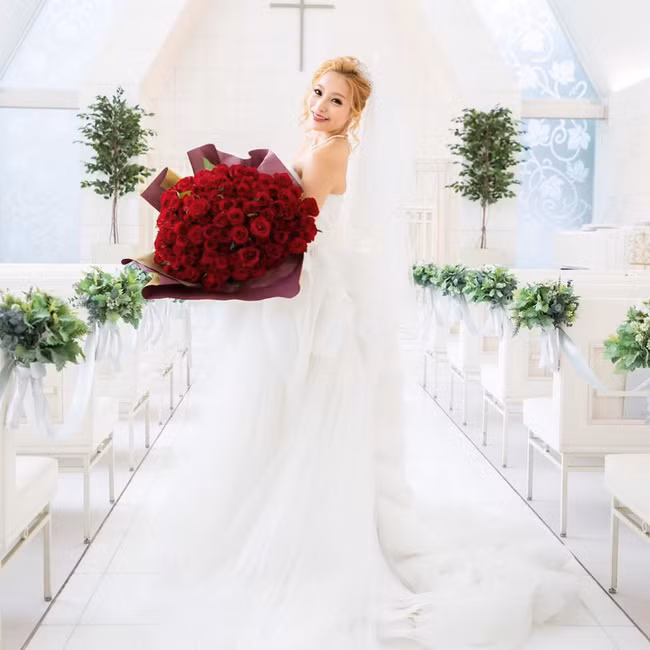 Anh ta cũng mua cho cô một chiếc nhẫn đính hôn trị giá 3 triệu yên (~631 triệu đồng).