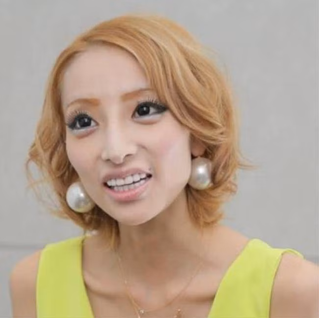 Sau khi 2 người đăng ký kết hôn, người chồng 36 tuổi của cô đã cầu xin vợ ngừng mua sắm. Vì người chồng cho biết bản thân quá nghèo, không còn tiền cho vợ và công ty của anh đang gặp khó khăn tài chính.