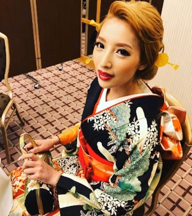 Số tiền lớn trên được cô chi để mua túi xách, quần áo hàng hiệu, xe hơi và nhiều thứ đắt tiền khác.