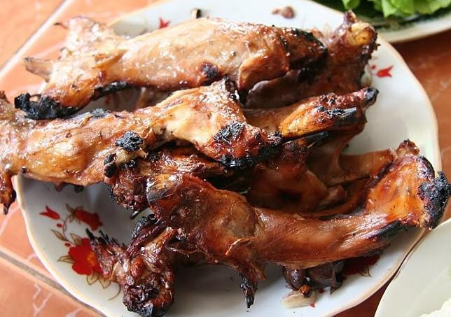 Vào những ngày làm lễ cơm mới, hội làng, cúng tổ tiên và Tết âm lịch, mâm cơm của người Dao Tiền không bao giờ thiếu món thịt chuột khô. Ảnh trong bài chỉ mang tính minh họa.