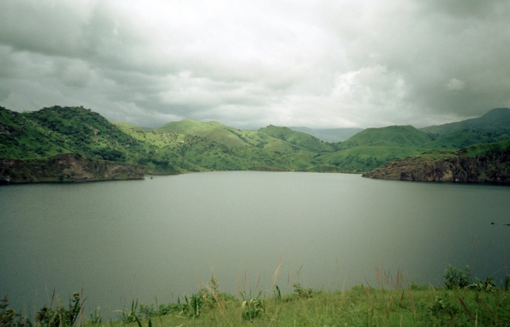 Để ngăn chặn thảm kịch tương tự không xảy ra trong tương lai, giới chức trách lắp đặt những đường ống khử khí ở hồ Nyos. video: Hồ nước vỡ trong vụ sạt lở Nha Trang thi công trái phép (nguồn: VTC14)