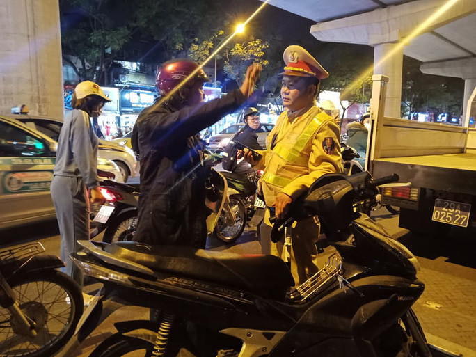 Uong bia, lai xe bien 8668 roi tu nhan la Vu truong o Bo GD-DT, doa goi Bo truong-Hinh-2