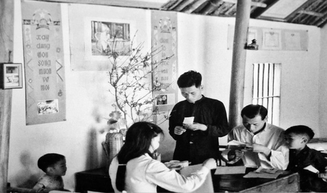 Gia đình ở Hà Nội trang hoàng nhà cửa đón Tết Nguyên đán trong niềm vui hân hoan.