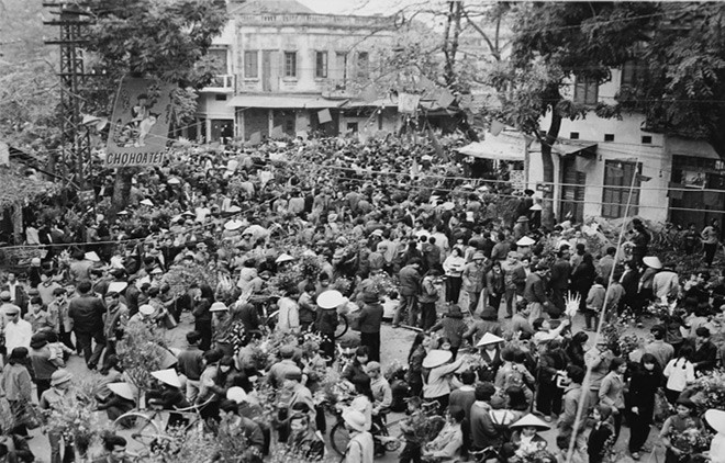 Khung cảnh sầm uất tại khu chợ hoa dịp Tết âm lịch tại Hà Nội.