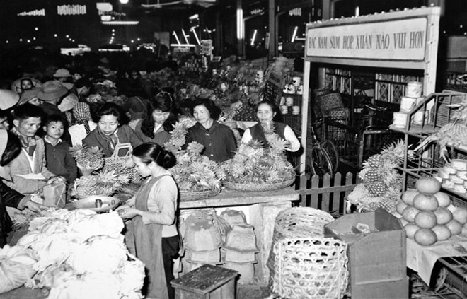 Nhiều mặt hàng rau, củ, quả... được người dân ở Hà Nội cẩn thận chọn lựa để sử dụng những ngày Tết.