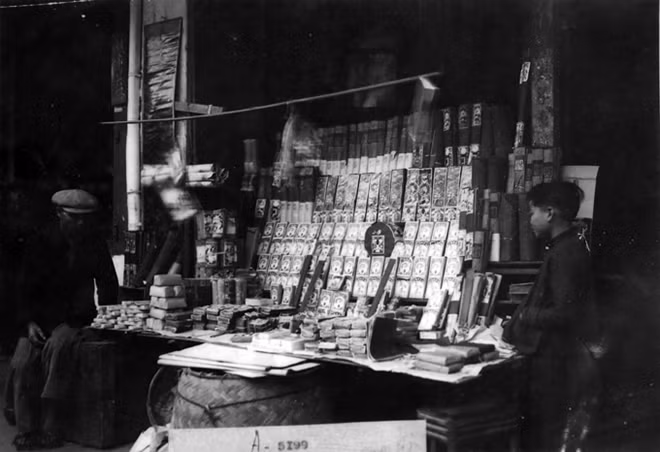 Một sạp hàng bán các loại hương dịp Tết.