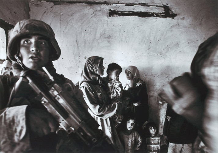 aghdad, Iraq, tháng 11/2004. Lính thủy quân lục chiến Mỹ đột kích nhà của một quan chức Iraq ở quận Abu Ghraib. Bức ảnh do Anja Niedringhaus chụp.
