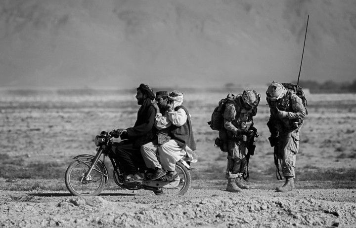 Salavat, Afghanistan tháng 9/2010. Hai binh sỹ Canada (bên phải) trong một cuộc tuần tra ở quận Panjwali. Tác giả Anja Niedringhaus.