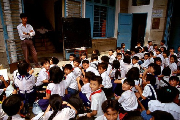 Cùng ngắm nhìn những bức ảnh ở “Hòn ngọc Viễn đông” này trong khoảng thời gian 5 năm sau năm 1975, để hiểu hơn về nhịp sống của người dân Sài thành, về nỗ lực, cố gắng vươn lên của người dân nơi đây nhằm xây dựng một Sài Gòn rõ nét về diện mạo đô thị cũng như cơ sở hạ tầng ngày hôm nay. Trong ảnh là người tham gia giao thông Sài Gòn được ví như những vũ công ballet: nhẹ nhàng, uyển chuyển... Ảnh: Những cô cậu học trò - mầm non tương lai của đất nước đang háo hức chờ đón giờ học.