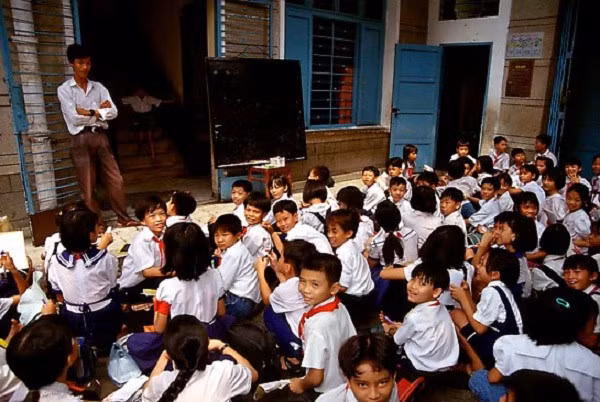 Cùng ngắm nhìn những bức ảnh ở “Hòn ngọc Viễn đông” này trong khoảng thời gian 5 năm sau năm 1975, để hiểu hơn về nhịp sống của người dân Sài thành, về nỗ lực, cố gắng vươn lên của người dân nơi đây nhằm xây dựng một Sài Gòn rõ nét về diện mạo đô thị cũng như cơ sở hạ tầng ngày hôm nay. Trong ảnh là người tham gia giao thông Sài Gòn được ví như những vũ công ballet: nhẹ nhàng, uyển chuyển... Ảnh: Những cô cậu học trò - mầm non tương lai của đất nước đang háo hức chờ đón giờ học.