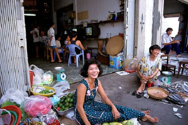 Nụ cười mến khách của cô chủ tiệm trái cây.