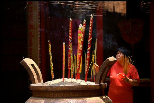 Bỏ qua sự nhộn nhịp, ồn ào của phố phường, người dân Sài thành cũng đến chùa tạo cho mình những khoảng lặng trong cuộc sống để lễ Phật, cầu an.