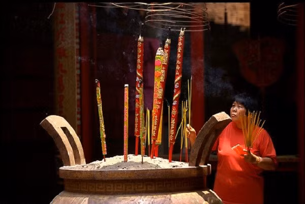 Bỏ qua sự nhộn nhịp, ồn ào của phố phường, người dân Sài thành cũng đến chùa tạo cho mình những khoảng lặng trong cuộc sống để lễ Phật, cầu an.