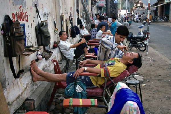 Tiệm hớt tóc bên lề đường.