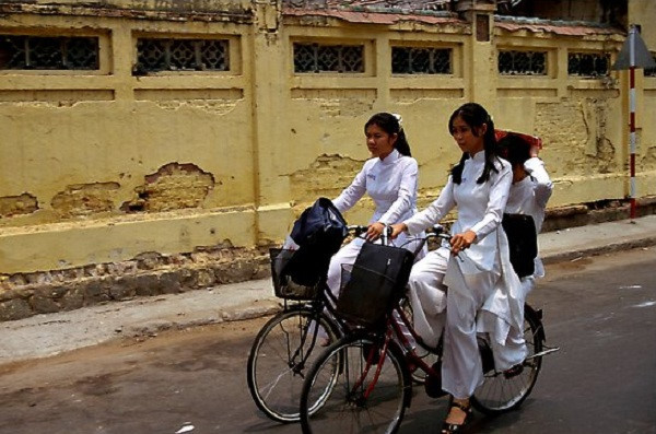 Nữ sinh dịu dàng trong tà áo dài cùng nhau đạp xe tới trường.học tiếp theo.