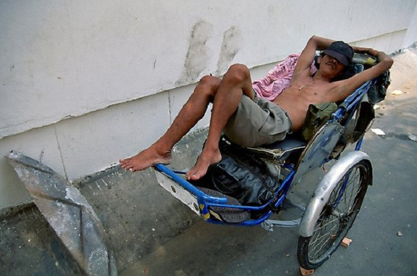 Giấc ngủ trưa vội vàng của người lái xích lô.