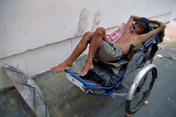 Giấc ngủ trưa vội vàng của người lái xích lô.