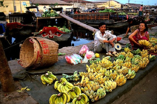 Một cảnh buôn bán bên sông.