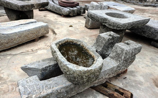 Chậu giặt bằng đá có một không hai tại chùa.