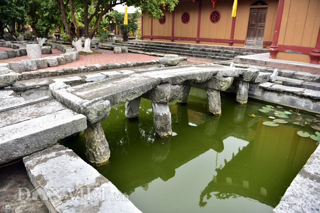 Đặc biệt, trong bộ sưu tập đá cổ của chùa Động Ngọ, có chiếc cầu đá được mang về đây cũng có niên đại 340 năm. Những chiếc cột đá đỡ lấy nhịp cầu được chạm khắc tinh xảo, đẹp mắt, phối hợp với hồ sen nhỏ tạo nên một khung cảnh nên thơ. Nói về cây cầu đá cổ này, thầy Thắng cho biết, cách đây ít năm về huyện Tam Điệp (Ninh Bình), thấy chiếc cầu đá cổ rất đẹp nằm dưới bờ ruộng. Tổng trọng lượng cầu cả chục tấn, các trụ nằm sâu dưới bùn nên không dễ đưa lên bờ. Sau khi xin chính quyền địa phương và nhân dân, nhà sư đã đưa chiếc cầu đá về nguyên vẹn và tạo lại cảnh quan cho cầu đá.