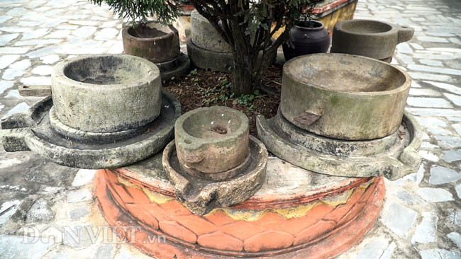 Tại bảo tàng của sư thầy có những chiếc cối đá có niên đại cả trăm năm tuổi.