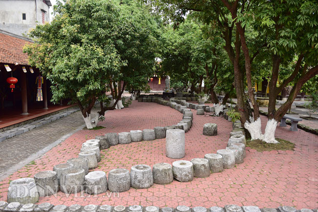 Những chiếc cối đá bỏ không được Thầy xin về xếp thành bản đồ Việt Nam, nhiều người khi về lễ chùa rất thích thú với những nông cụ thân thuộc từ lâu đã không còn thấy nữa.