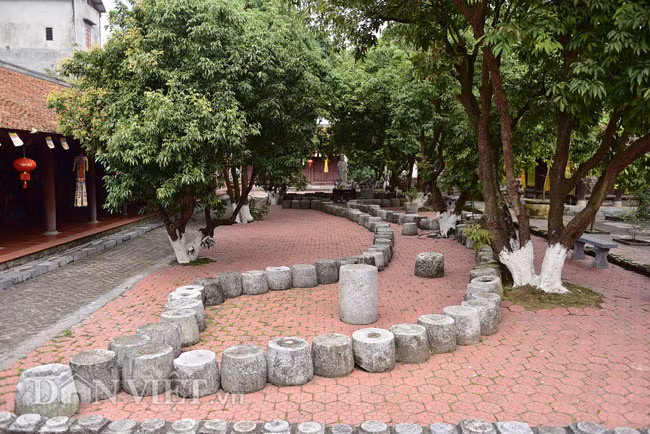 Những chiếc cối đá bỏ không được Thầy xin về xếp thành bản đồ Việt Nam, nhiều người khi về lễ chùa rất thích thú với những nông cụ thân thuộc từ lâu đã không còn thấy nữa.