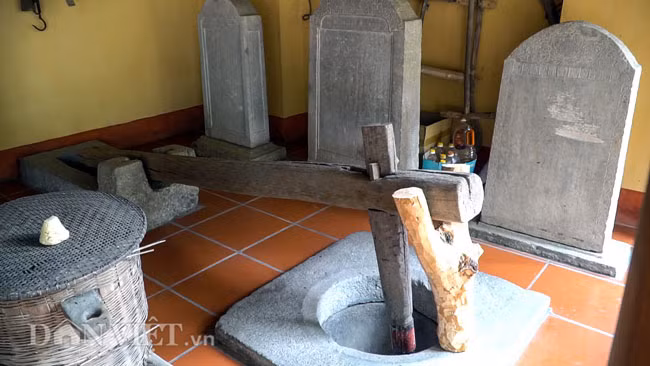 Một vài hiện vật như cối gạo, cối xay bột, bồ đựng lúa... còn khá nguyên vẹn được sư thầy trưng bày tại gian cổ vật nhà nông.