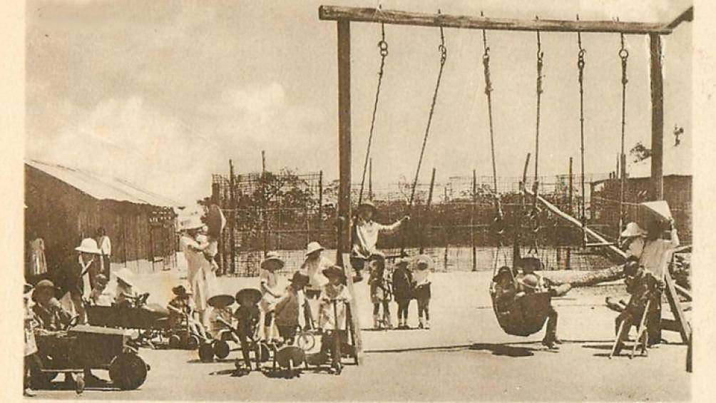 Trên đỉnh núi hầu như có đầy đủ tất cả các dịch vụ: Khách sạn, nhà hàng, có rạp chiếu bóng, hầm rượu, sân tennis, bưu điện, bệnh viện, Nhà thờ... các công trình lớn nhỏ tiếp tục xây dựng mãi đến năm 1944 thì ngừng hẳn.