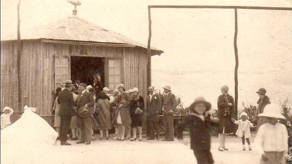 Bà Nà khi đó được xem là một thị trấn nghỉ dưỡng rất quan trọng của quan chức, binh lính và kiều dân người Pháp ở Trung kỳ, có sức thu hút du khách khắp cả Đông Dương.