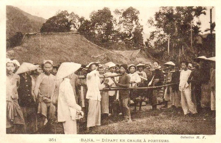 Kiệu quan lớn lên đỉnh Bà Nà. Thống kê của Pháp năm 1925 cho biết, chỉ có chừng 120 du khách chọn Bà Nà để nghỉ ngơi. Năm 1928, đường lên đỉnh núi được hoàn tất, số du khách mới tăng dần, đến năm 1937 đã đạt được con số hơn 1.000 người, phần lớn là người Pháp và quan chức người Việt.