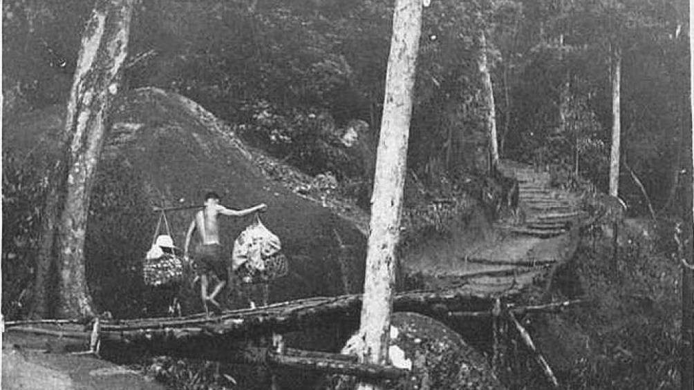 Sau Chiến tranh thế giới thứ nhất (1914-1918), người Pháp đẩy mạnh xây dựng khu nghỉ mát Bà Nà, hoàn tất con đường nối Bà Nà với đường thuộc địa số 1 (sau này là quốc lộ 1) trong năm 1919, tạo điều kiện dễ dàng cho những công sở, quan chức và kiều dân Pháp đầu tư xây dựng khu nghỉ dưỡng, kinh doanh ở Bà Nà.