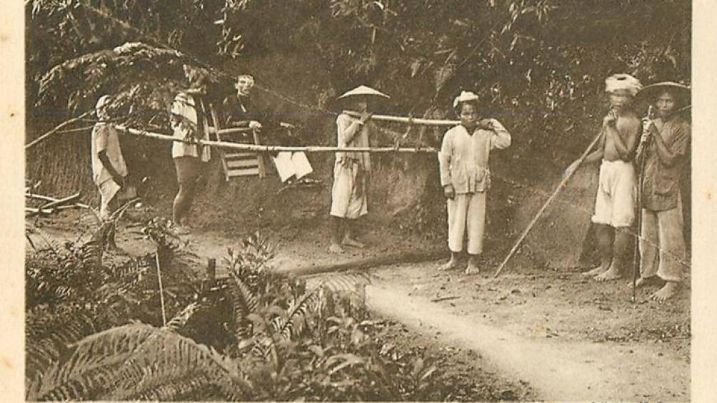 Kiệu quan lớn lên đỉnh Bà Nà 1924.