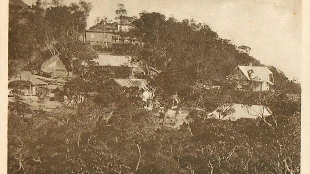 Tiếp nối sự khám phá và xây dựng Đà Lạt, vào tháng 2-1900, Toàn quyền Đông Dương Paul Doumer cử đại úy Debay thám sát vùng núi lân cận khu vực Đà Nẵng - Huế để tìm kiếm thêm điểm nghỉ mát, dưỡng sức và chữa bệnh. Sau nhiều đợt thăm dò, đến tháng 11-1901, đoàn thám hiểm của Debay đã tìm ra núi Chúa, tức Bà Nà.