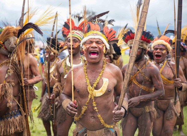 Nhiếp ảnh gia Jeremy Flint đã chụp những bức hình tại Lễ hội Mount Hagen - một lễ hội tầm cỡ quốc gia nhằm kỷ niệm di sản, các bài hát và điệu nhảy của hơn 100 bộ lạc sống khắp đất nước và nền độc lập của họ.