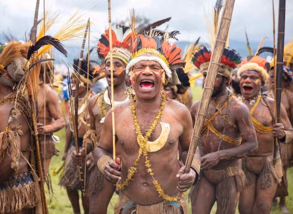 Nhiếp ảnh gia Jeremy Flint đã chụp những bức hình tại Lễ hội Mount Hagen - một lễ hội tầm cỡ quốc gia nhằm kỷ niệm di sản, các bài hát và điệu nhảy của hơn 100 bộ lạc sống khắp đất nước và nền độc lập của họ.